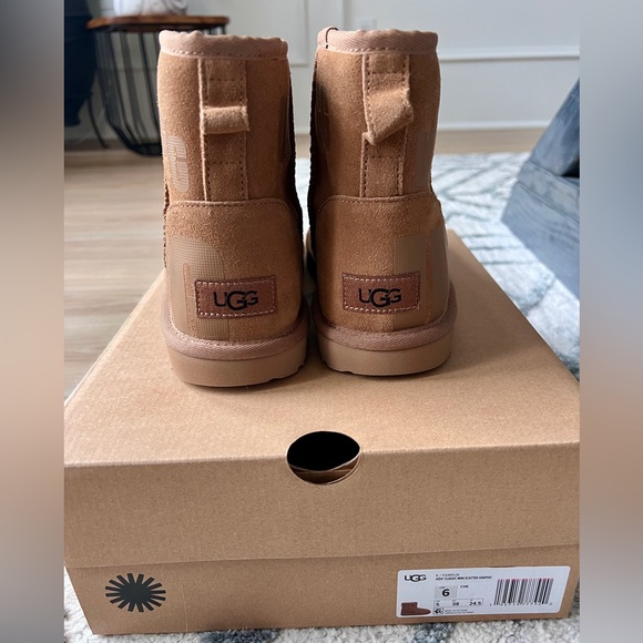 SOLD. UGG KIDS CLASSIC MINI SCATTER GRAPHIC BOOTS!! NIB! Size 6! Chesnut - Picture 2 of 3